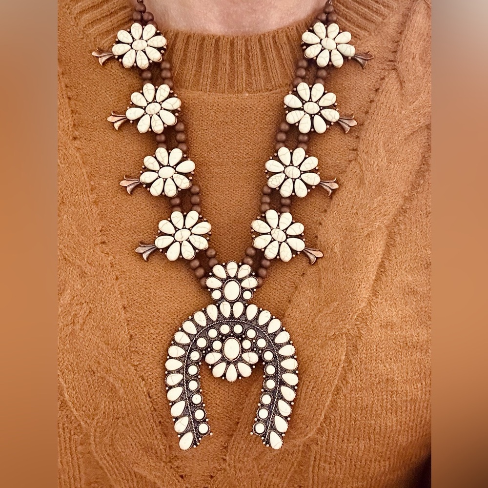 ✨BNWT BOUTIQUE FASHION Jewelry Boho Flower Stone Statement Necklace